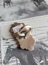 Load image into Gallery viewer, Pink Conch Cluster Ring