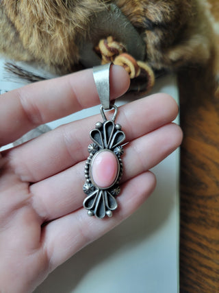 The Barrett Pendant - Pink Conch