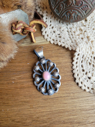 The Louisa Pendant - Pink Conch