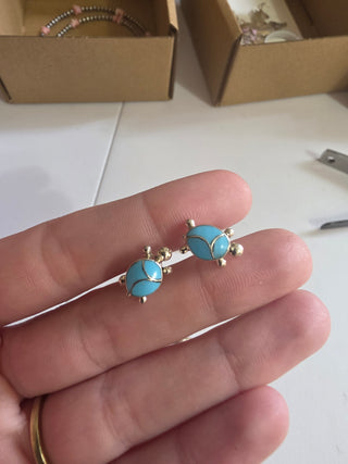 Denise - turq turtle studs