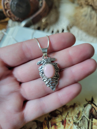 The Hazel Arrowhead Necklace - Pink Conch