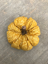 Load image into Gallery viewer, Medium Pumpkins